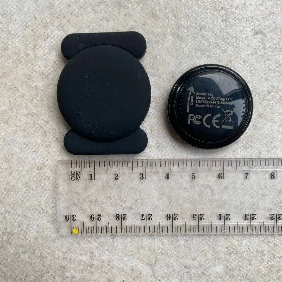 Customer photo showing the tracker, its holder and the reverse of the unit