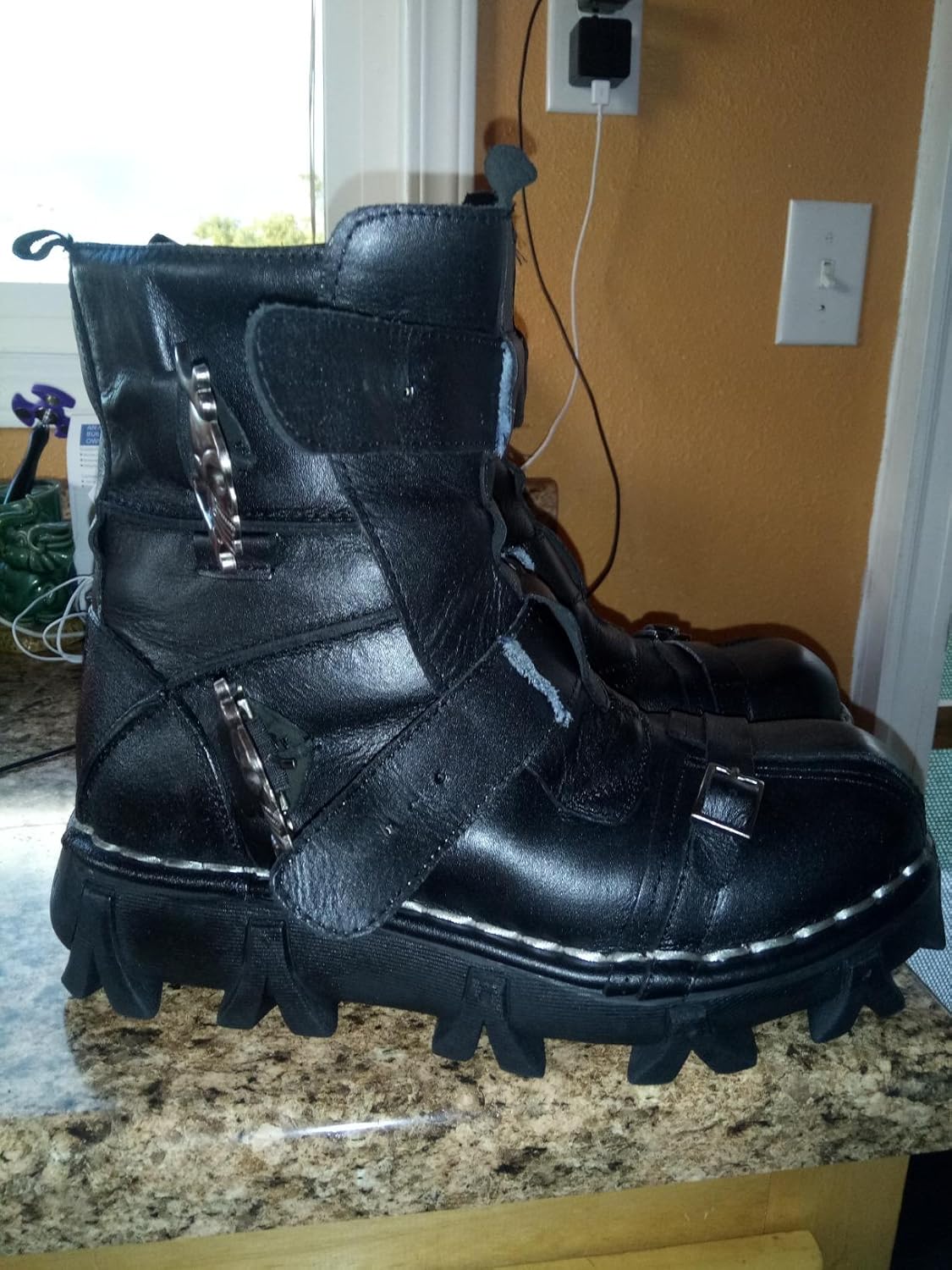 Customer Iron Reign boot indoor unboxing kitchen